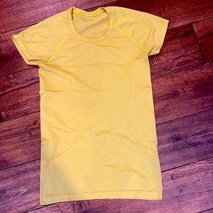Lululemon athletica swiftly short sleeve - size 6